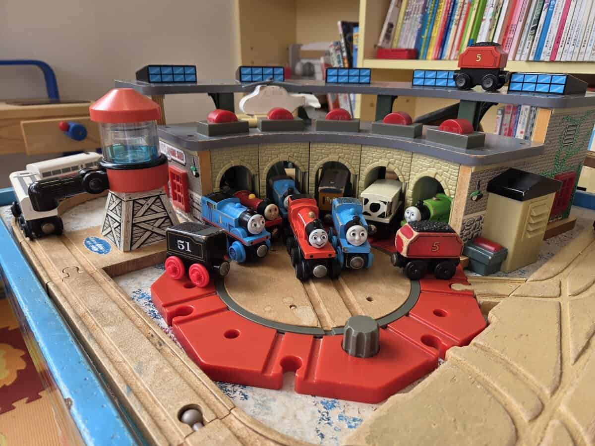 列車のおもちゃ、トーマスシリーズ、子供用遊び場、石田小児科医院、待合室のキッズスペースに最適な知育玩具です。.